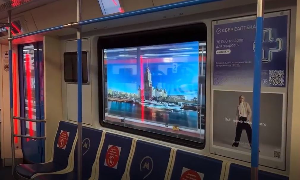 Pantallas OLED en lugar de ventanas en los vagones del metro de Moscú.