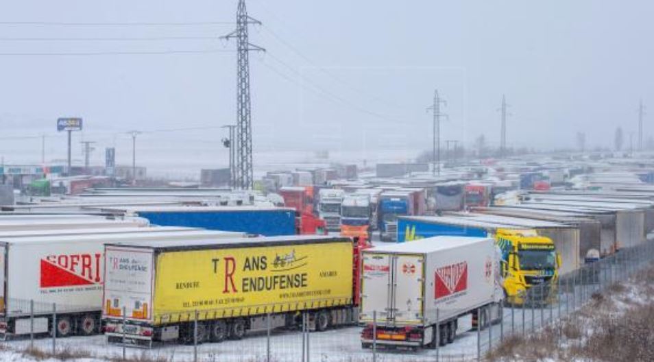 Camiones en un área de vialidad invernal con carencias para FETRANSA
