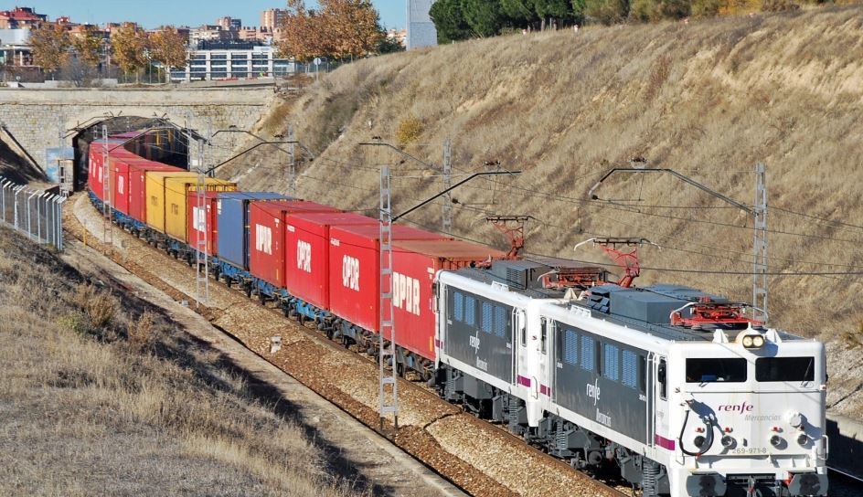 Imagen de un tren de mercancías frente al camión