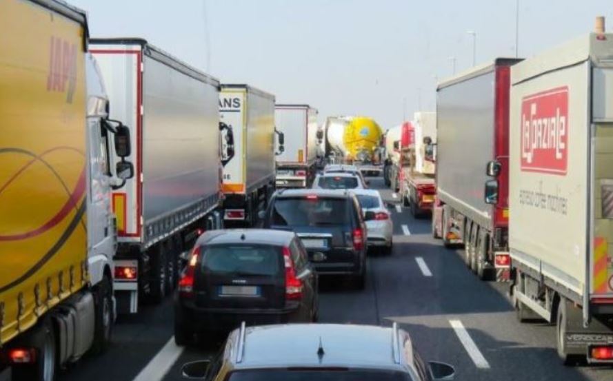 imagen de camiones en una carretera de la U.E,