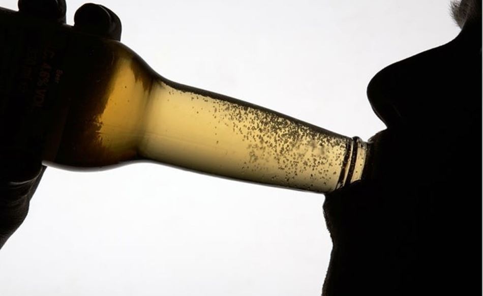 Imagen de una persona bebiendo alcohol