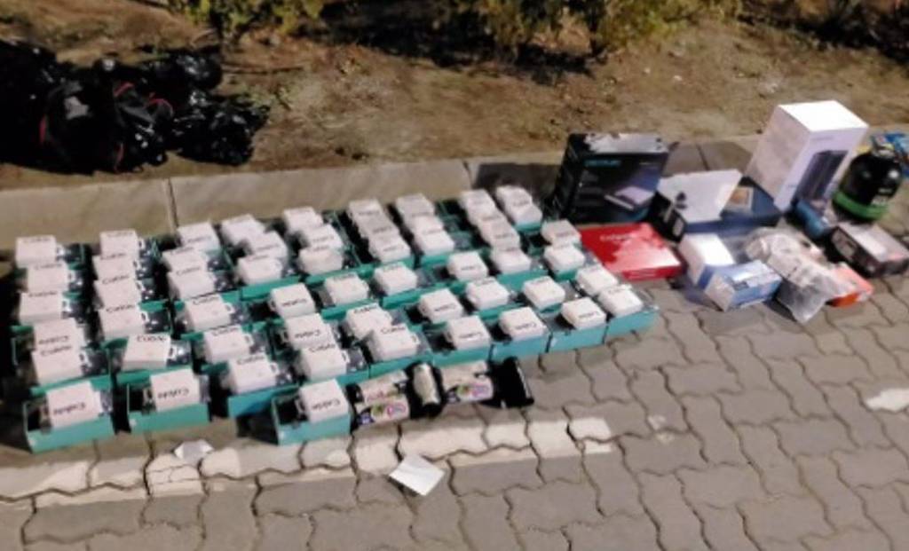 Imagen de Pillan 'in fraganti' a dos jóvenes robando cajas con móviles de un camión