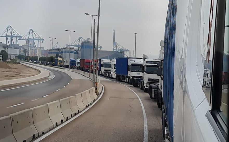 Colas de camiones en APM Terminals del Puerto de Valencia