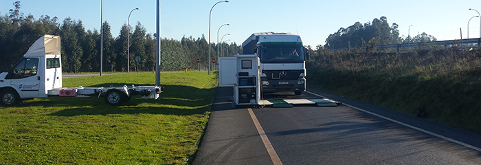  /></p><p>Desde octubre de 2016 la Dirección General de Tráfico realiza inspecciones técnicas en carretera a vehículos industriales.</p><p>Este servicio de inspección se lleva a cabo a través de 5 unidades móviles de ITV que se desplazan por todo el territorio ámbito DGT.</p><p>En estos 4 meses se han realizado inspecciones en carretera a 4.135 vehículos, resultando 1.135 no conformes, lo que representa que un 27% de vehículos han sido detectados circulando incumpliendo las condiciones exigidas.</p><p>Los defectos más habituales detectados son los siguientes:</p><p>Equipo de iluminación y sistema eléctrico.</p><p>Ejes, ruedas, neumáticos, suspensión y chasis.</p><p>La accidentalidad de los vehículos de mercancías</p><p>El año pasado fallecieron en vías interurbanas y con datos contabilizados hasta las 24 horas tras producirse el accidente, 58 personas que viajaban en furgoneta y otras 66 que lo hacían en camiones. Cifra que se eleva a más de 500 si se contabilizan las víctimas de accidentes en vías urbanas e interurbanas, tomadas a 30 días y en todo tipo de vehículos implicados en accidentes con camiones o furgonetas.</p><p>Las vías convencionales siguen siendo las carreteras más peligrosas y en las que más personas fallecen.</p><p>Elevada antigüedad del parque actual de camiones y furgonetas, cuya media se sitúa en más de 12 años, hecho que puede suponer un factor de riesgo, al carecer dichos vehículos de los sistemas y equipamientos de seguridad implantados recientemente, además de los problemas derivados del uso o falta de mantenimiento.</p><p><strong>Atención especial a la distracción</strong></p><p><iframe data-lazyloaded=