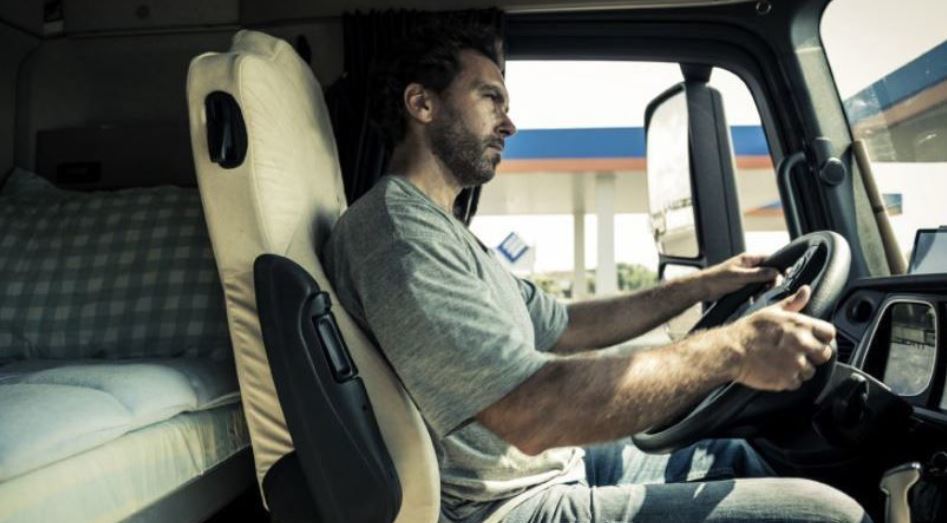 Un camionero con uno de los convenios colectivos
