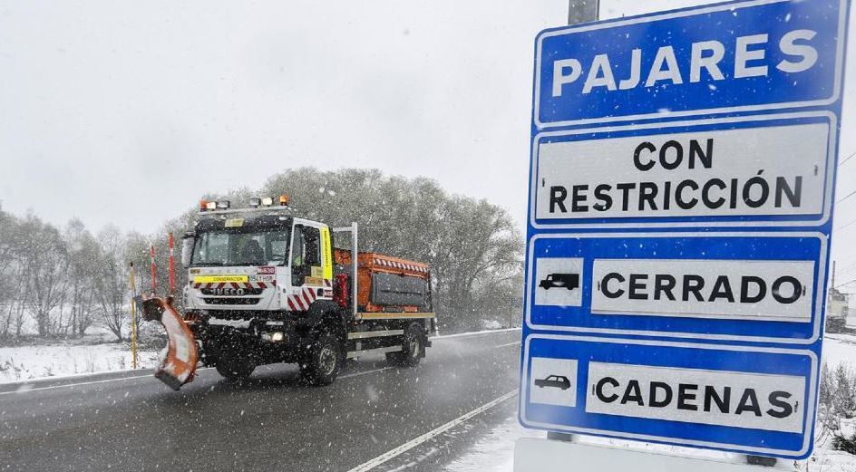 Prohibida la circulación de vehículos pesados en Pajares y obligatorias las cadenas en el resto