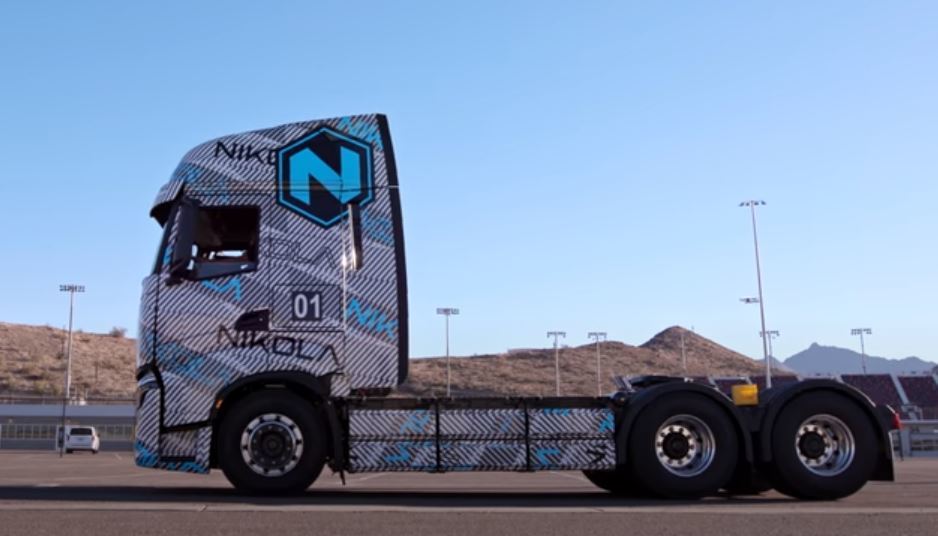 Prueba del Nikola Tre en una pista de Arizona