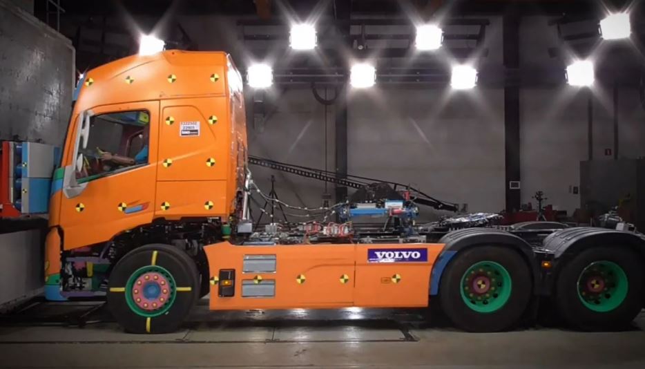 Imagen de Pruebas de choque de seguridad con los camiones eléctricos de Volvo. Fotos y vídeo