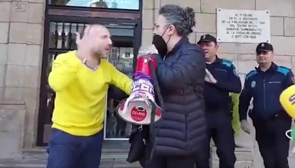 Imagen del empuje del alcalde de Ourense a una sindicalista