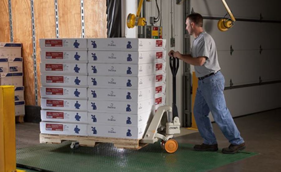 Imagen de un camionero cargando el camión