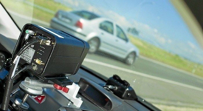 Radar en un coche patrulla