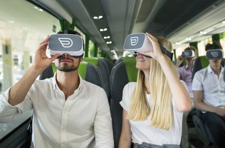 Pasajeros de autobús con gafas de realidad virtual