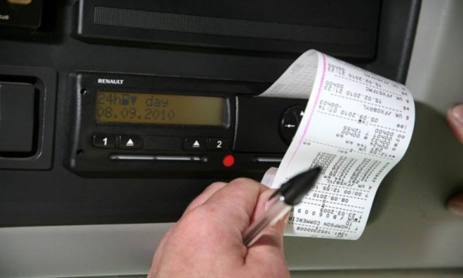 Un tacógrafo emitiendo el registro de actividades en papel