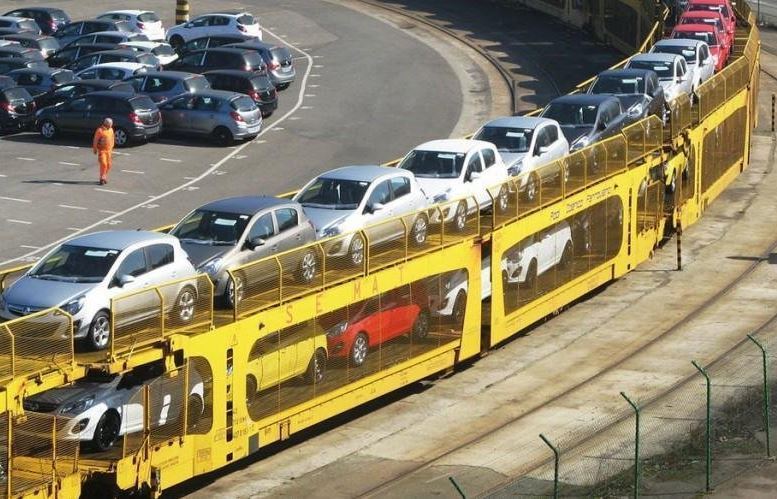 Imagen de un tren de mercancías transportando coches