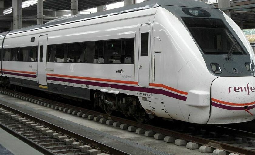 Un tren de Renfe de media distancia