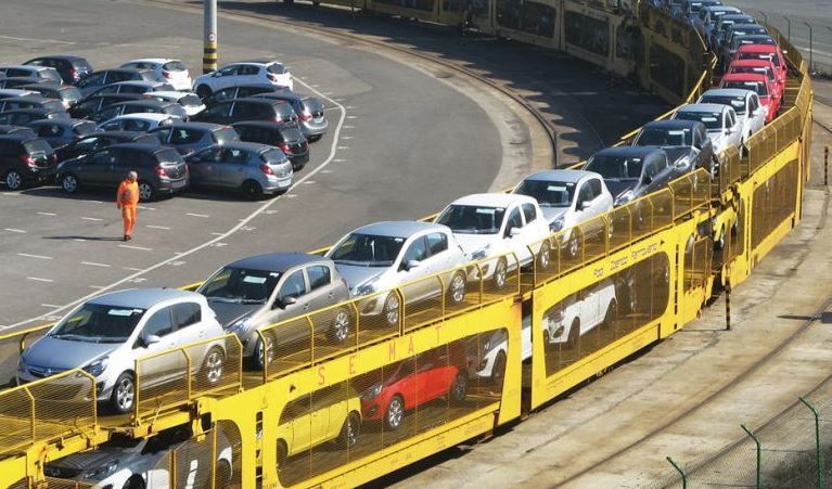 Imagen de un tren transportando vehículos
