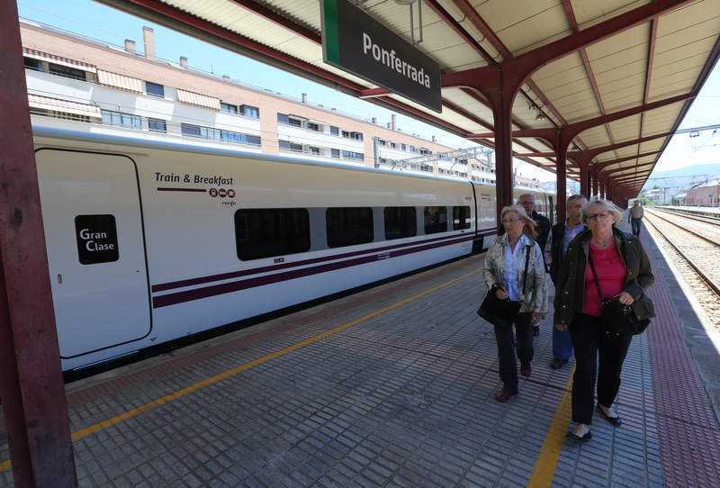 Imagen de un tren en la estación de Ponferrada