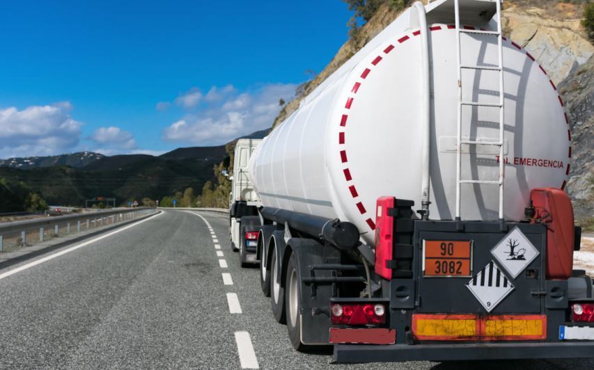 Imagen camión de transporte de mercancías ADR