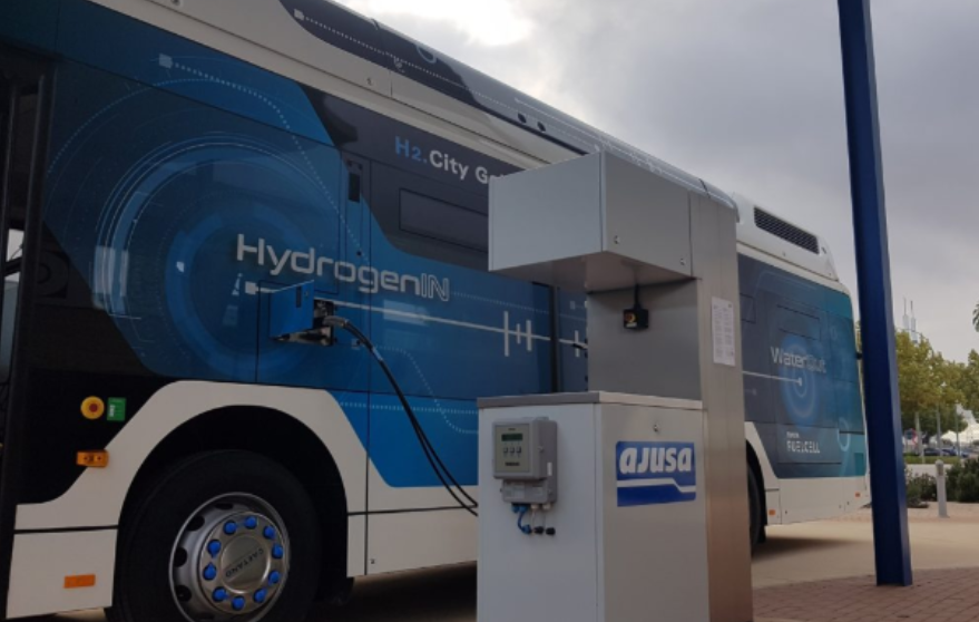 Autobús de hidrógeno repostando