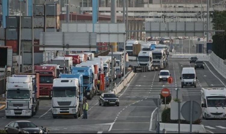 Camiones en la entrada del Puerto de Algeciras