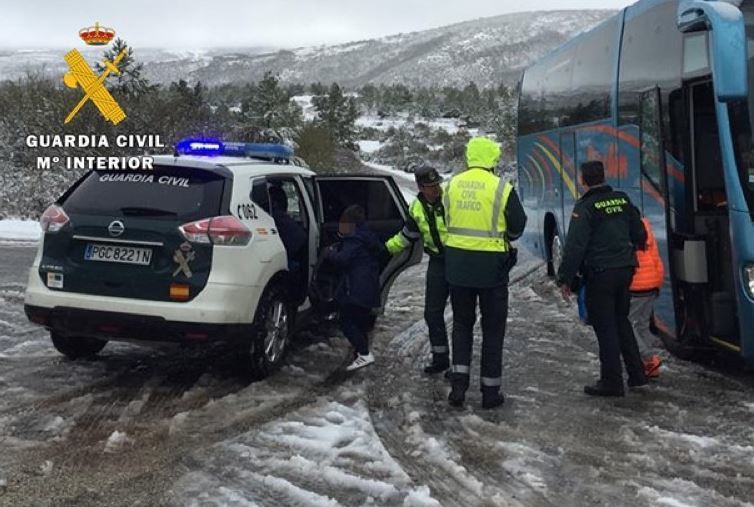 Imagen de la guardia civil auxiliando a los menores