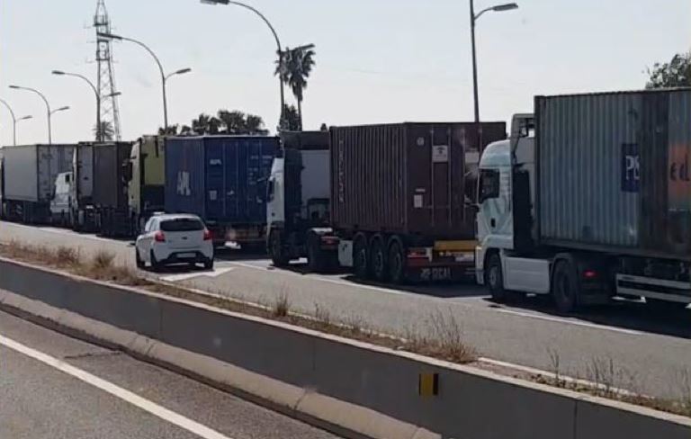 Colas en el acceso al Puerto de Valencia