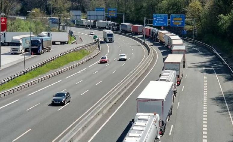 Imagen de las retenciones en la frontera con Francia