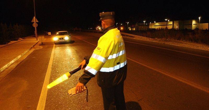Un agente de la Guardia Civil en un control de tráfico.