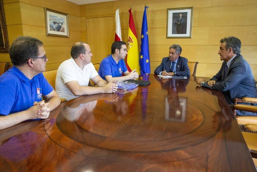 Reunión de Revilla con el sector del taxi de Cantabria