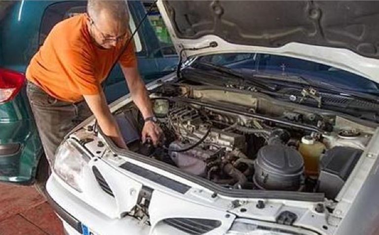 Revisión del motor de un coche en el taller