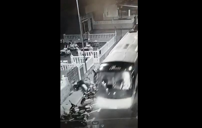 El autobús arrollando a varias motos