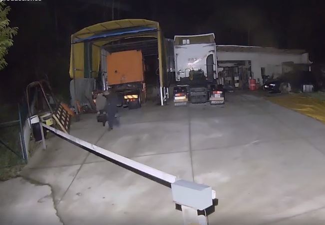 Imágenes del robo de baterías de camiones