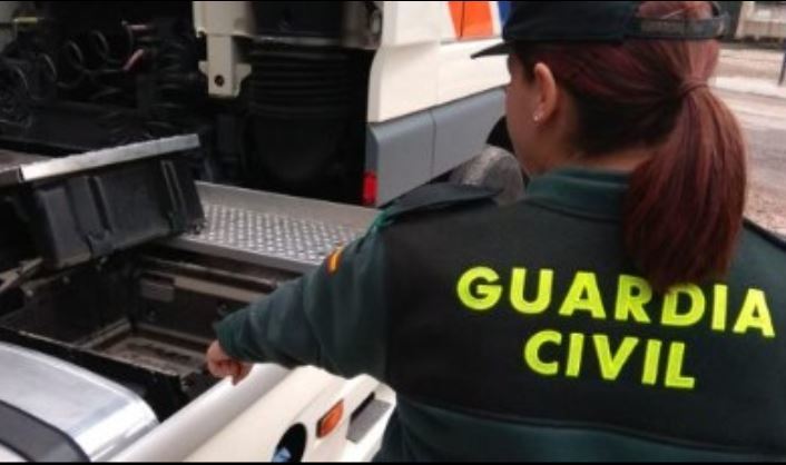 Un agente de la Guardia Civil muestra el robo de una batería de camión
