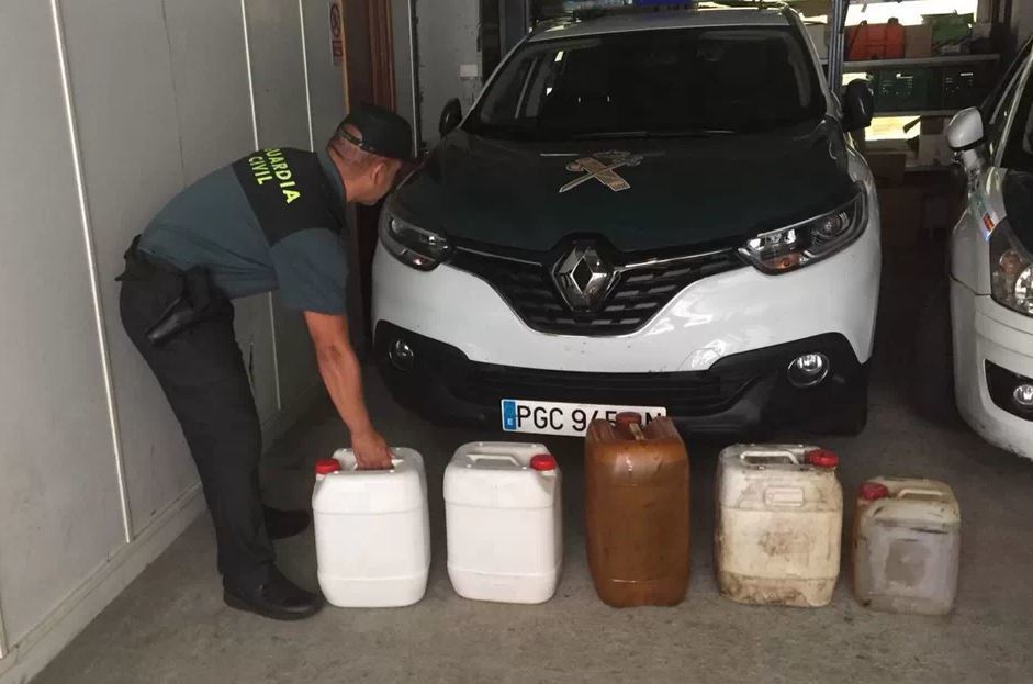 Imagen de las garrafas incautadas por la Guardia Civil