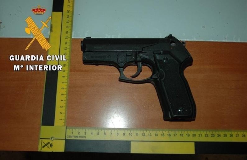 Imagen de un arma incautada a la organización