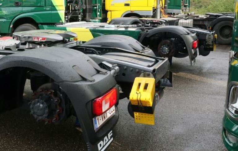 Imagen de los camiones sin las ruedas de los ejes traseros