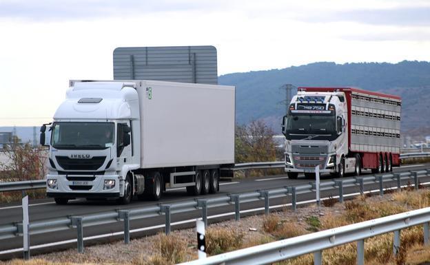 Camiones circulando por la autopista AP-68