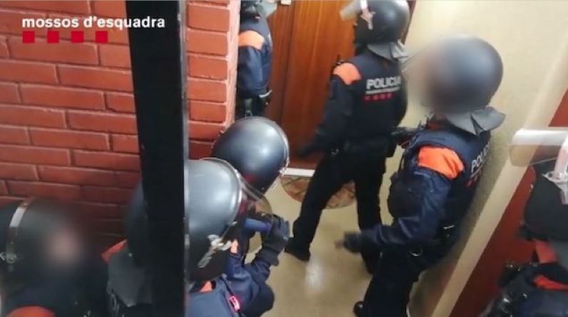 Intervención de los mossos para detener a los acusados