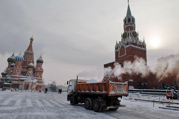 (120213) -- MOSCU, Febrero 13, 2012 (Xinhua) -- Un cami¿®n retira nieve acumulada como consecuencia de las bajas temperaturas, en la Plaza Roja, en Mosc¿², capital de Rusia, el 13 de febrero de 2012. El pronostico del clima para el lunes, es de menos 30 grados cent¿ªgrados.(Xinhua/Jiang Kehong) (rz) (dp)