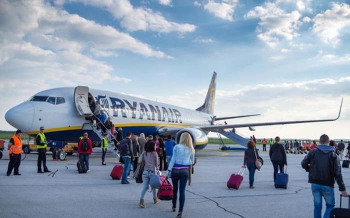 Pasajeros subiendo a un avión de Ryanair