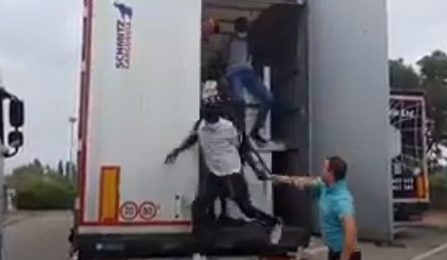 Imagen del camionero al encontrar migrantes en el remolque