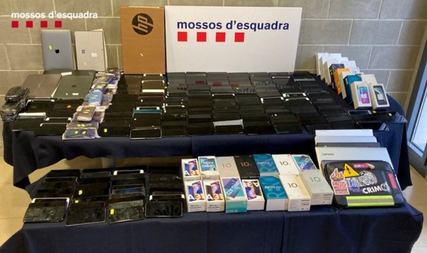 Los teléfonos móviles sustraídos encontrados en el interior de un camión