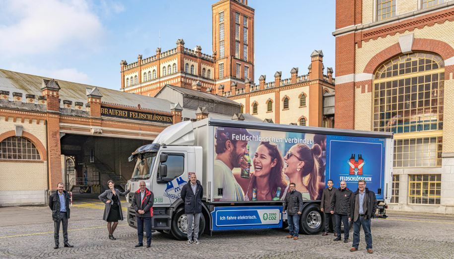 Imagen de la entrega a Carlsberg Group del primer Renault D Wide Z.E.