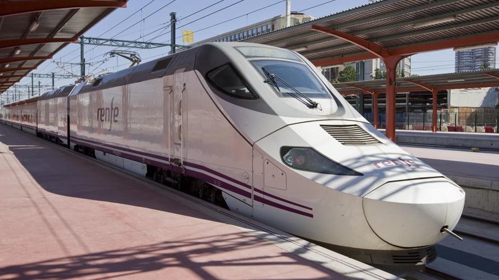 Imagen de un tren Alvia de Renfe a Extremadura