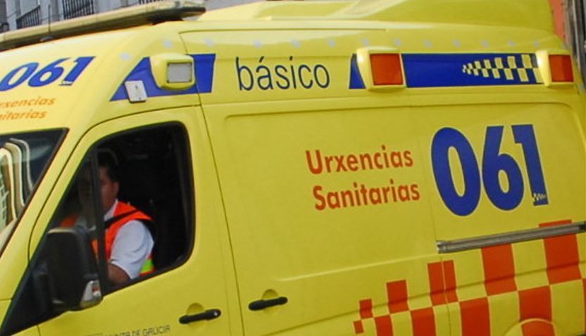 Rescatada una joven atrapada en el interior de su vehículo después de chocar contra un camión