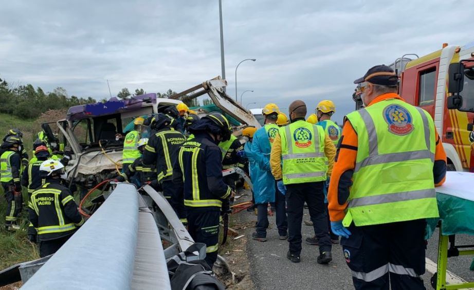 Rescatado un camionero atrapado en un accidente en la M-40