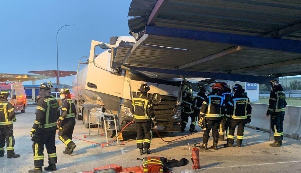 Rescatado un camionero tras empotrarse contra un aparcamiento en Madrid