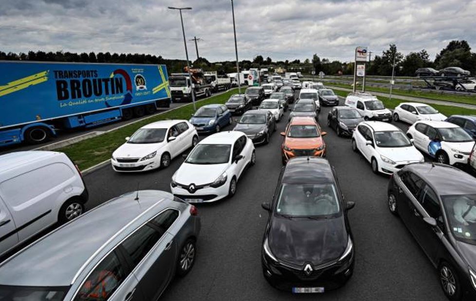Imagen de Retenciones en las carreteras por la huelga de estaciones de servicio en Francia.