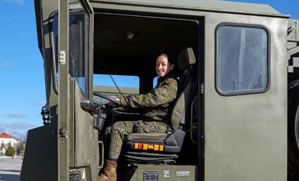 Robles descarta que el Ejército vaya a intervenir en el paro de transportistas