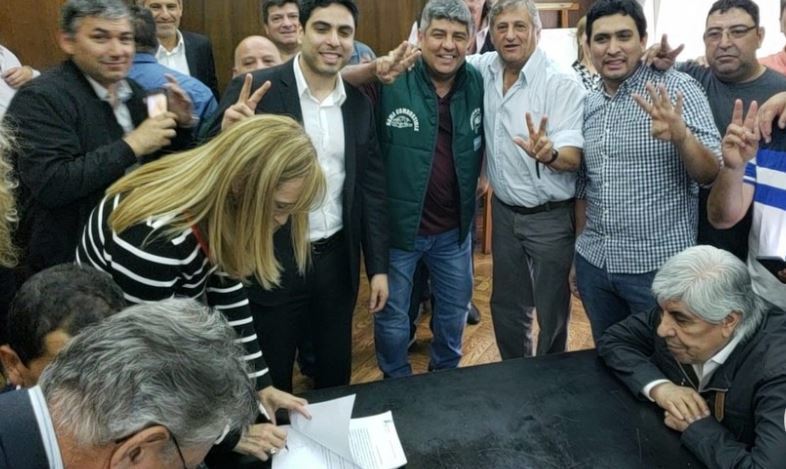 Imagen de la firma del acuerdo @infocamionros